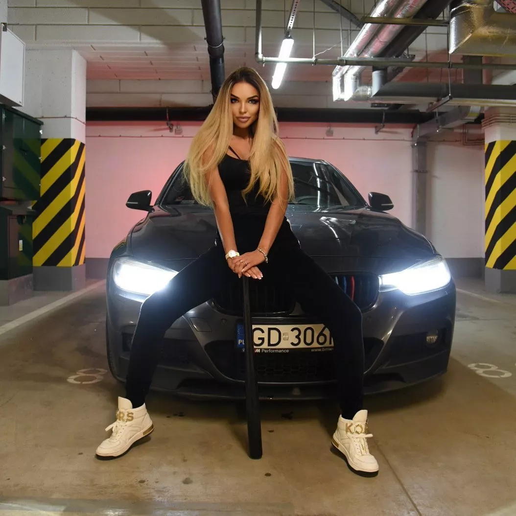 Gwiazda disco polo rozłożyła nogi na tle luksusowego auta! W dłoniach trzyma kij baseballowy. Będzie gorąco?!